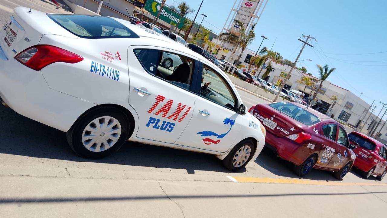 Vehículo identificado de Taxi Plus para traslados