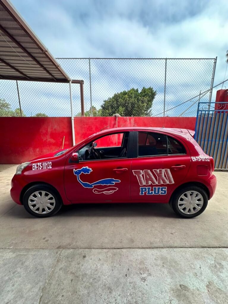 Taxi rojo de Taxi Plus Ensenada